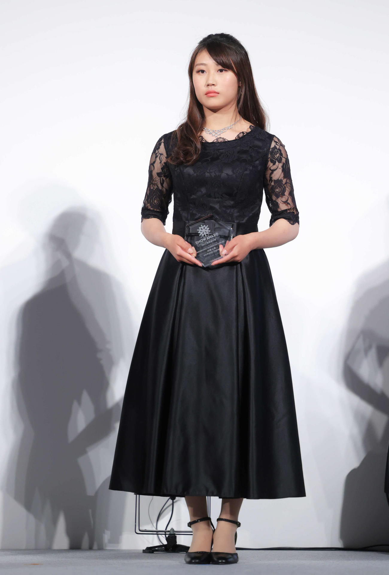 「SNOW AWARD 2022」で優秀選手賞を受賞する北京冬季五輪女子スノーボード銅メダリストの村瀬（撮影・河田真司）