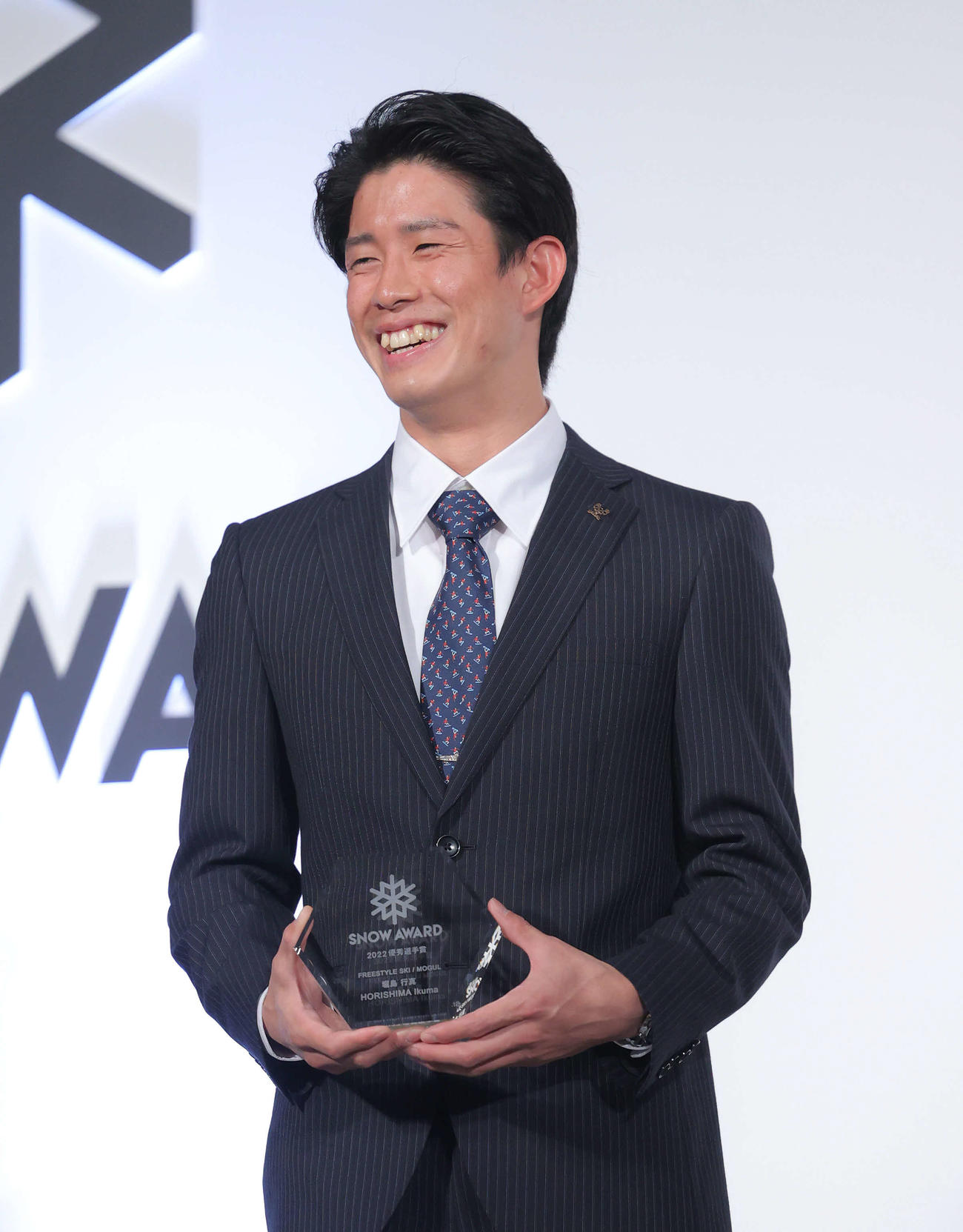 「SNOW AWARD 2022」で優秀選手賞を受賞するフリースタイル・モーグルの堀島（撮影・河田真司）