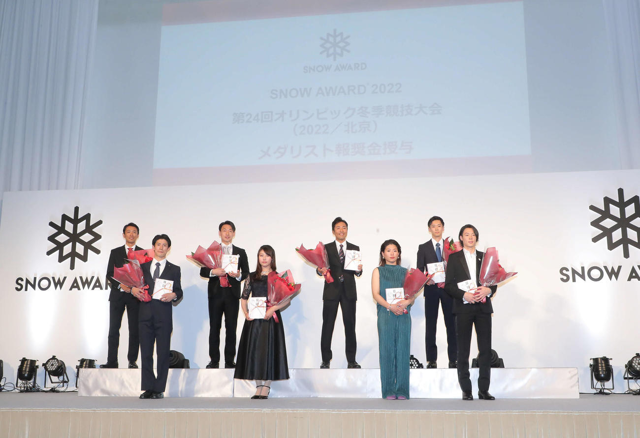 「SNOW AWARD 2022」で北京冬季五輪メダリスト報奨金授与式の集合写真に納まる、左から渡部暁、堀島、永井、村瀬、渡部善、冨田、山本、小林（撮影・河田真司）