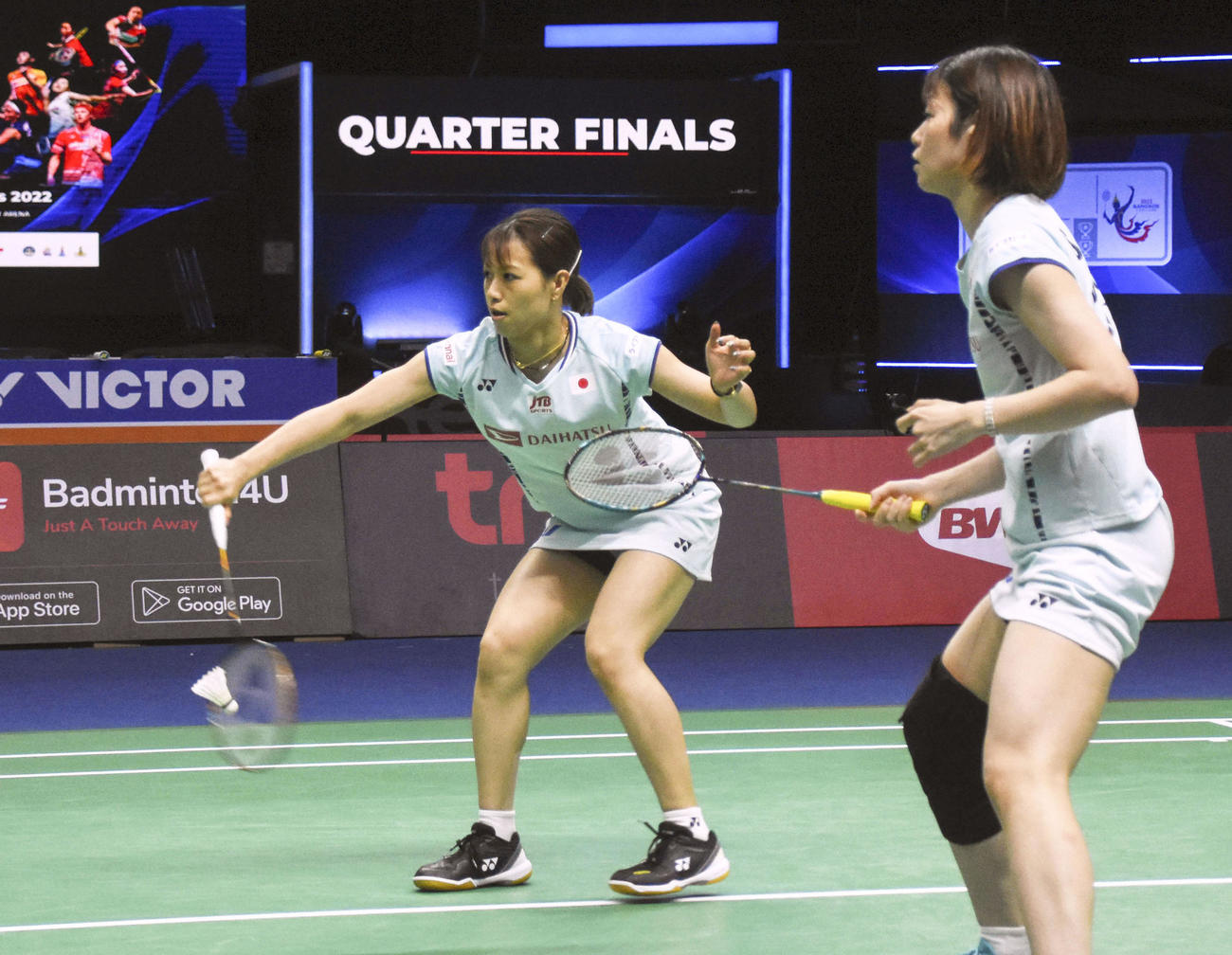 準々決勝の台湾戦でプレーする女子ダブルスの福島（左）、広田組＝バンコク（共同）