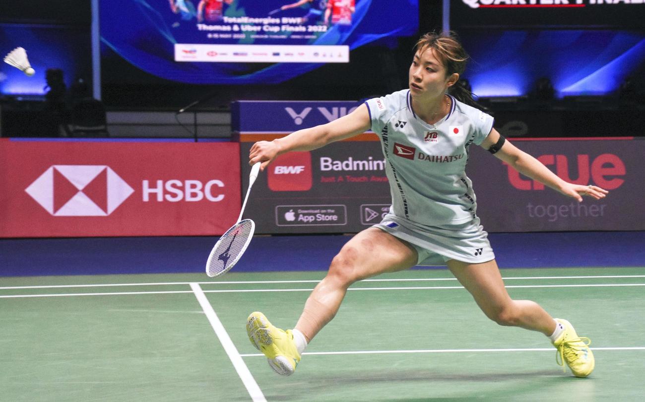 準々決勝の台湾戦でプレーする女子シングルスの奥原希望＝バンコク（共同）
