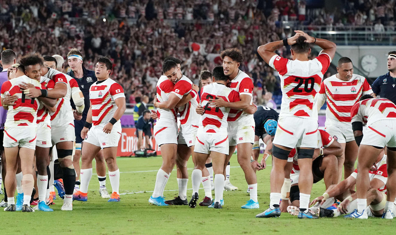 ラグビーW杯日本大会、スコットランドに勝利し決勝トーナメント進出を決め喜ぶ日本フィフティーン（2019年10月13日撮影）