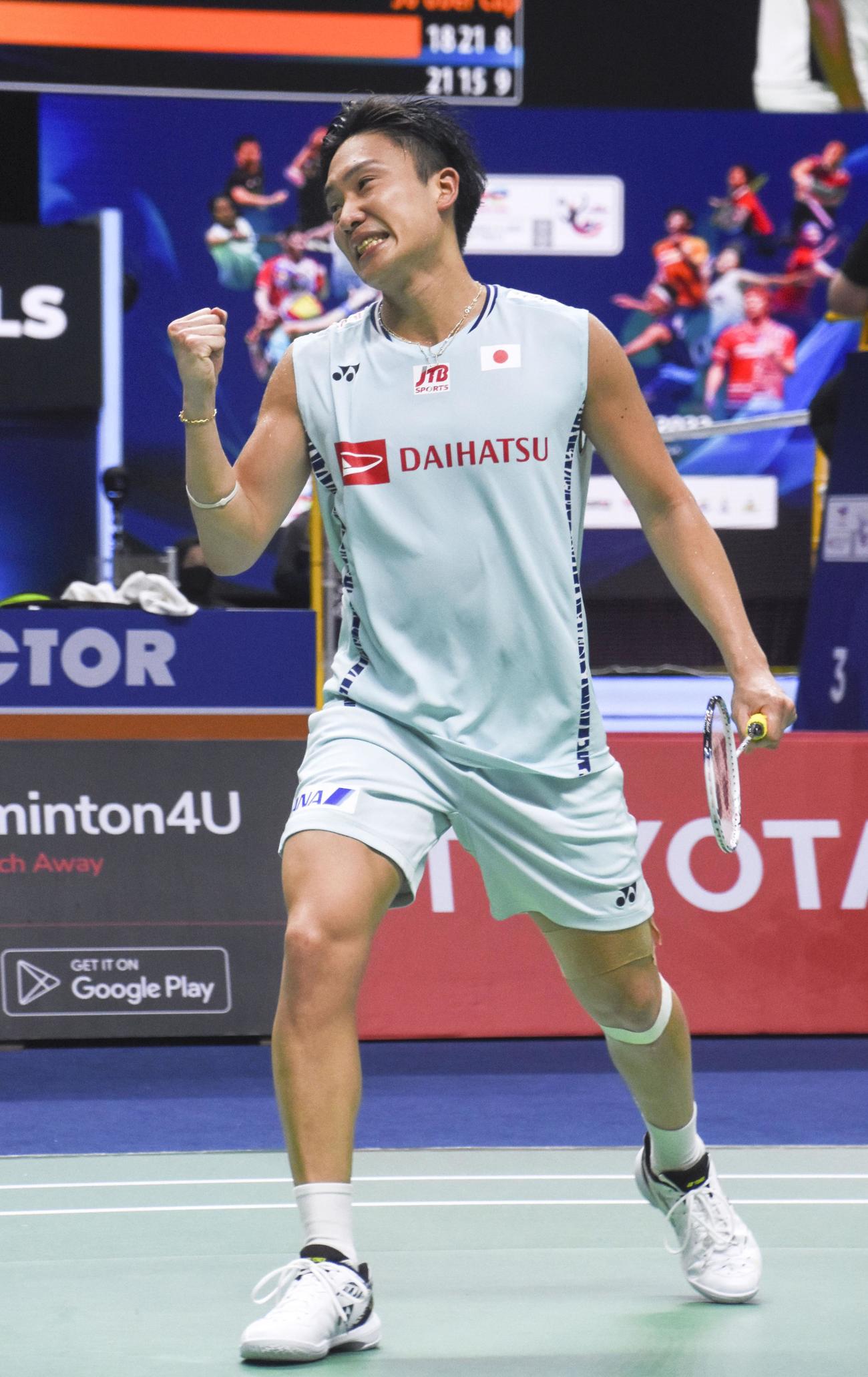 準々決勝の台湾戦でガッツポーズする男子シングルスの桃田賢斗＝バンコク（共同）