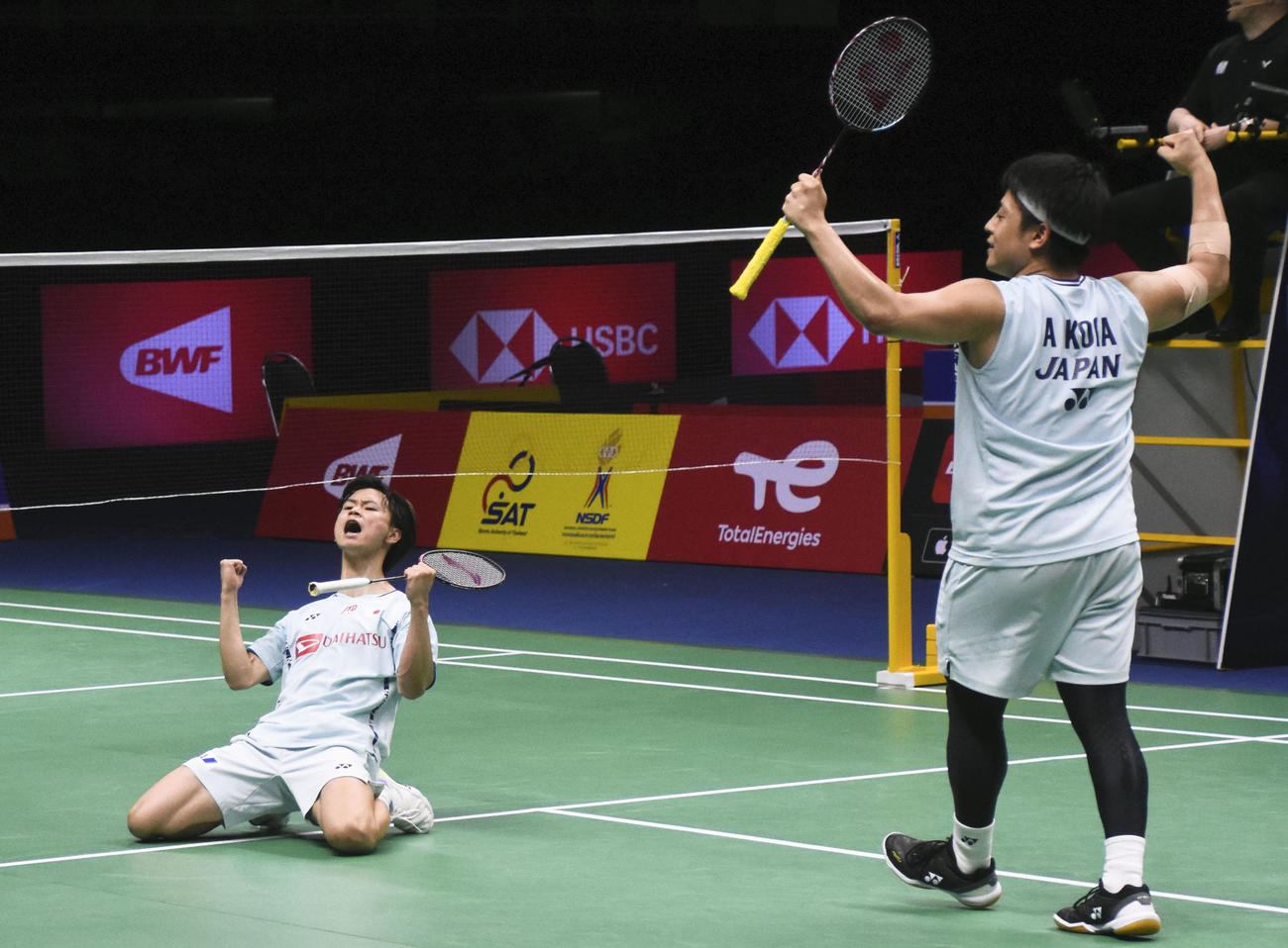 準々決勝の台湾戦で白星を挙げ、喜ぶ男子ダブルスの古賀（右）、渡辺組＝バンコク（共同）