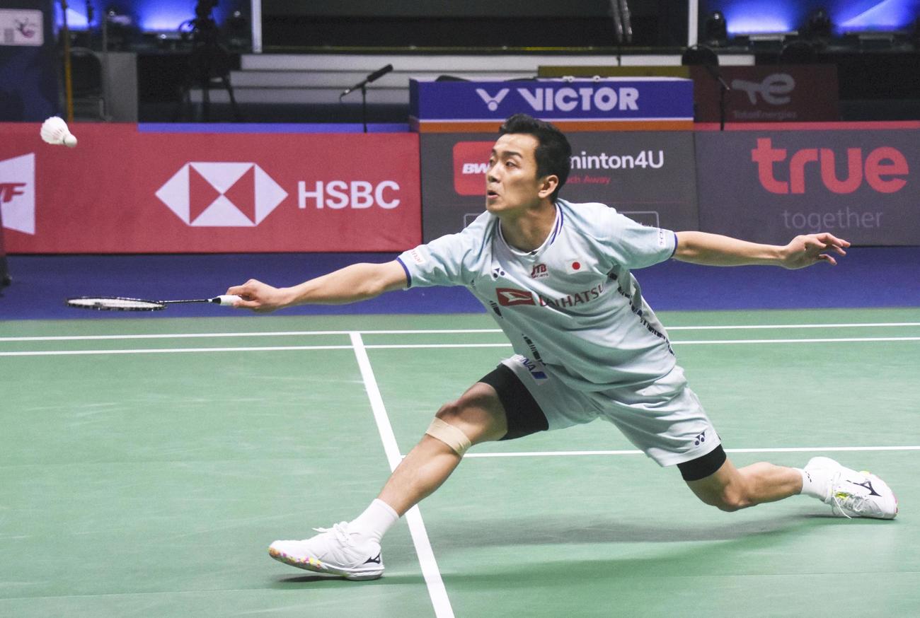 準々決勝の台湾戦でプレーする男子シングルスの西本拳太＝バンコク（共同）