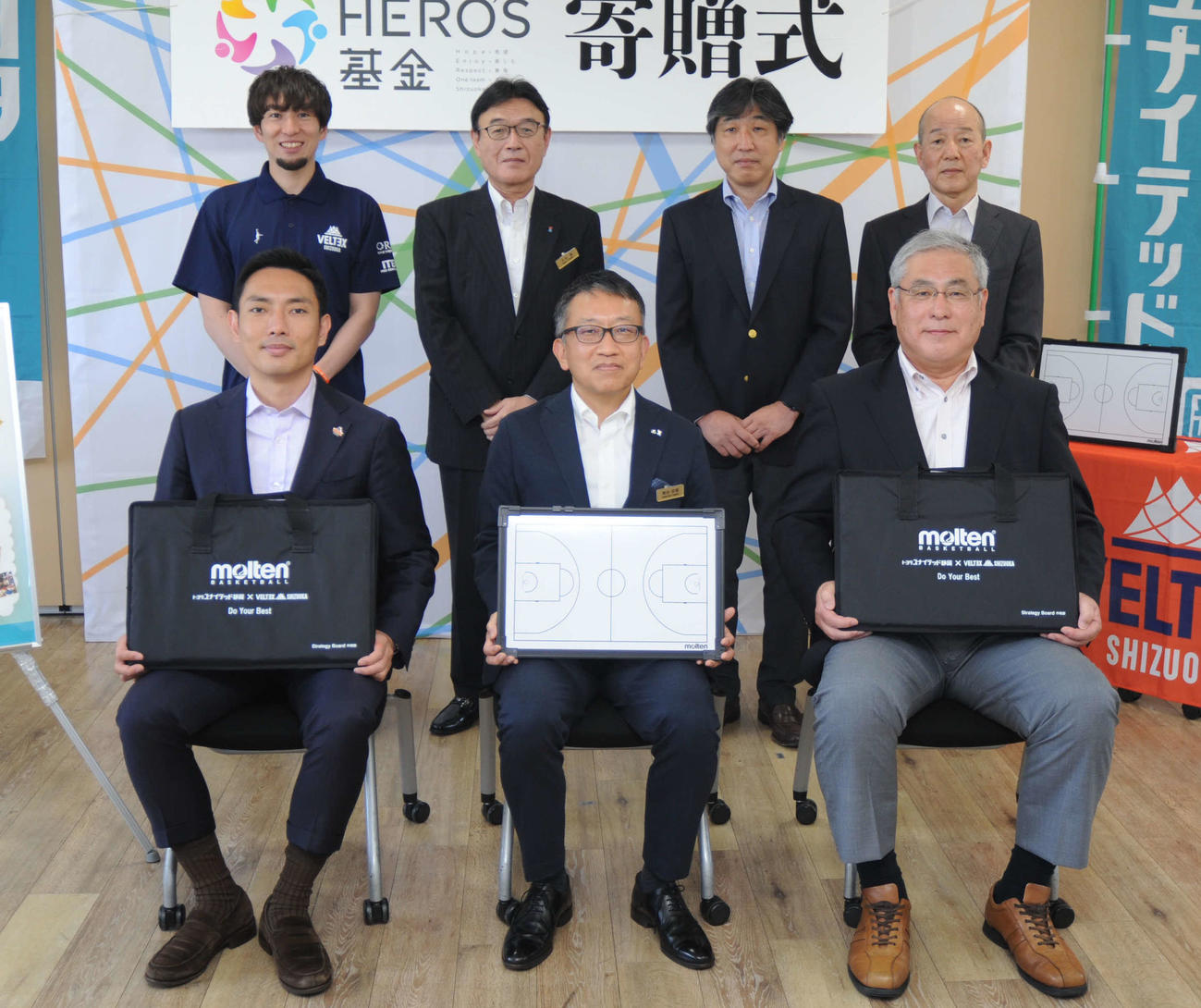 寄贈式に臨んだベルテックス静岡の大石（後列左）と関係者