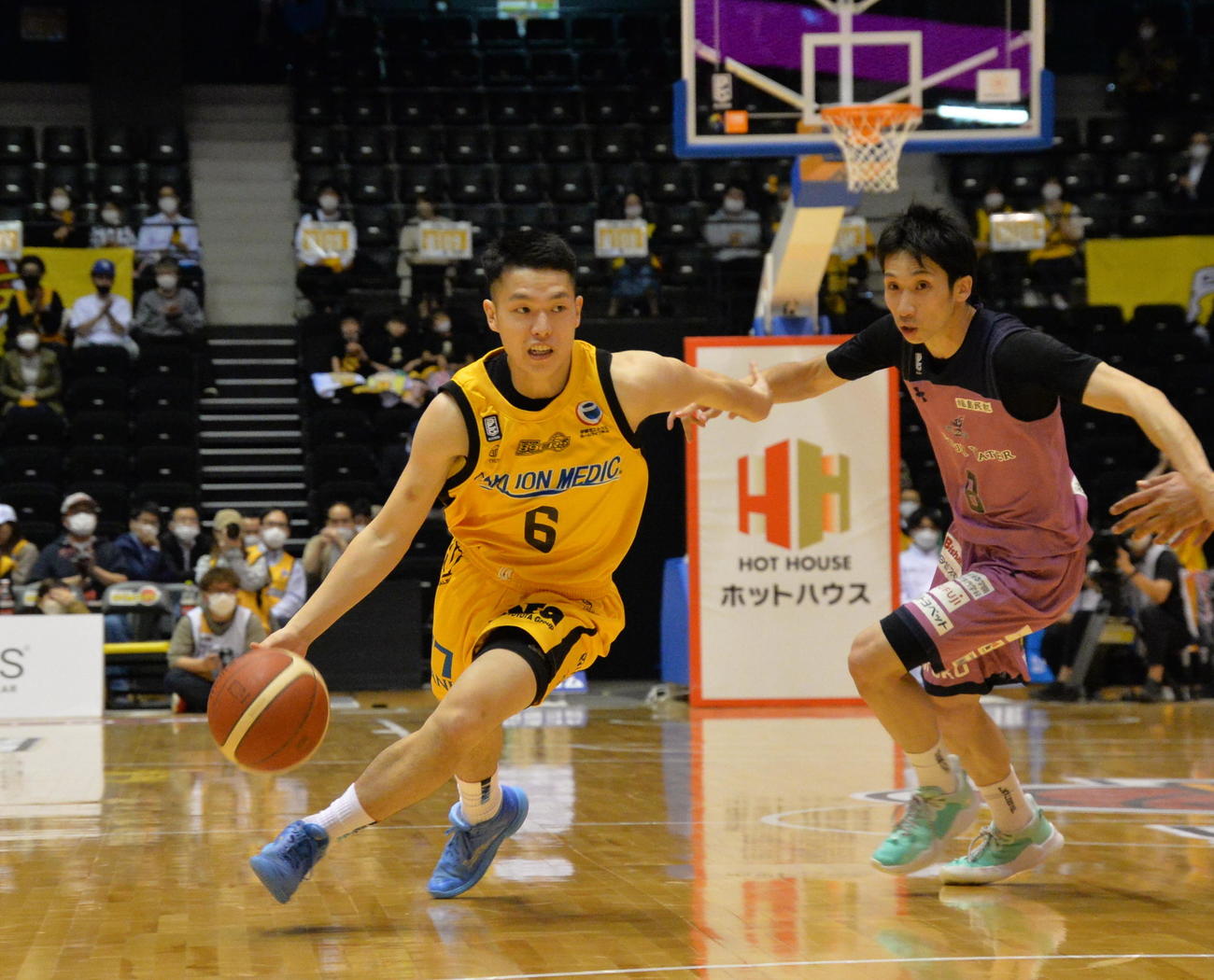 9日、ドリブル突破する岡田