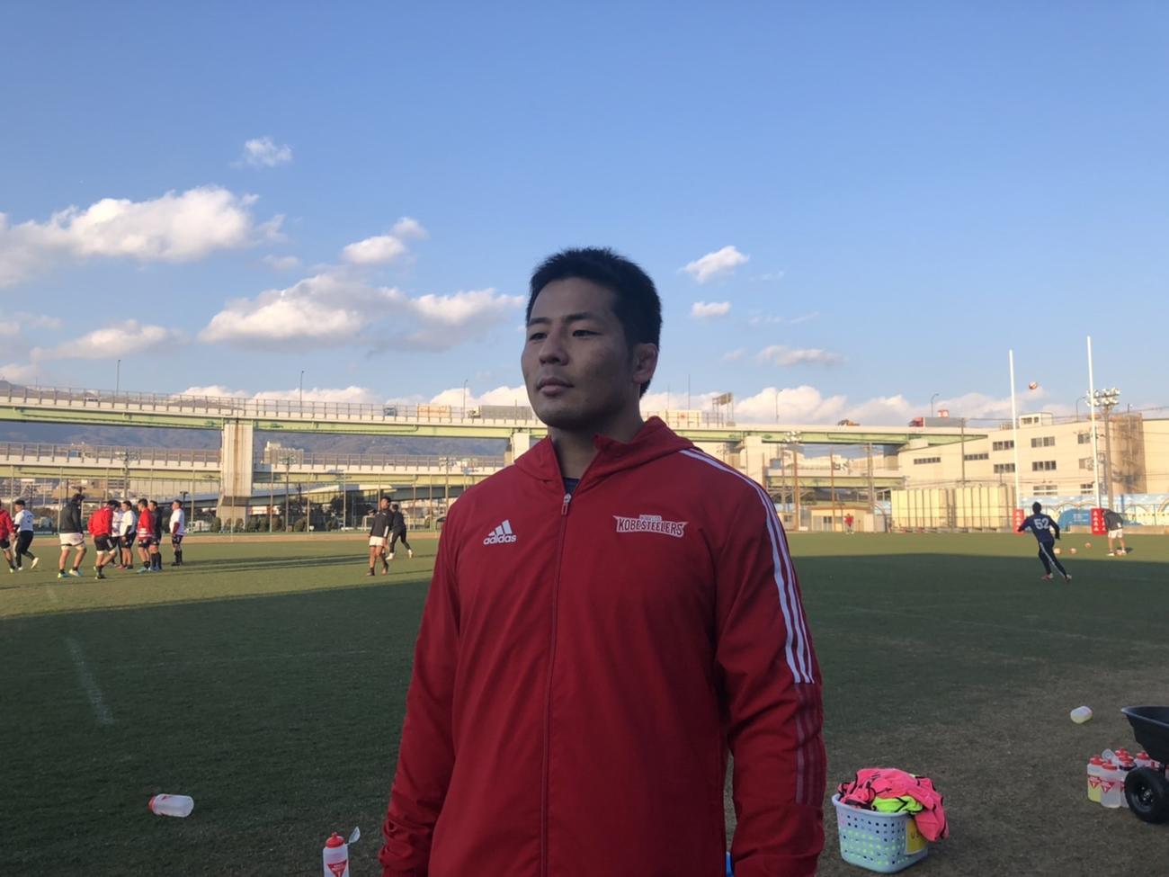 練習を終えてグラウンドから引き揚げる神戸のフランカー橋本大輝主将（2022年1月13日撮影）