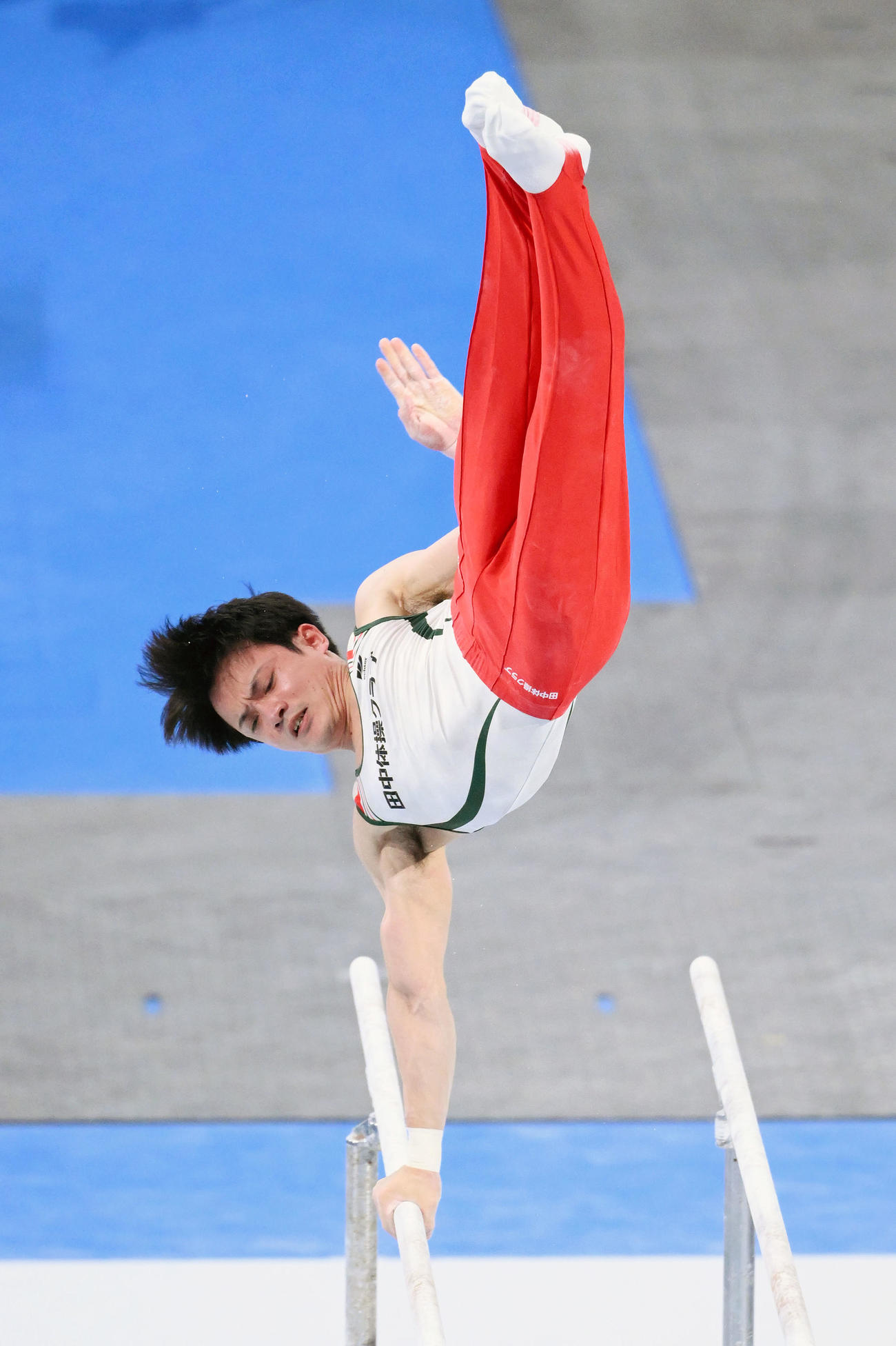 第76回全日本体操個人総合選手権　全日本体操種目別選手権男子トライアウトの平行棒の演技をする田中佑典（2022年4月22日撮影）