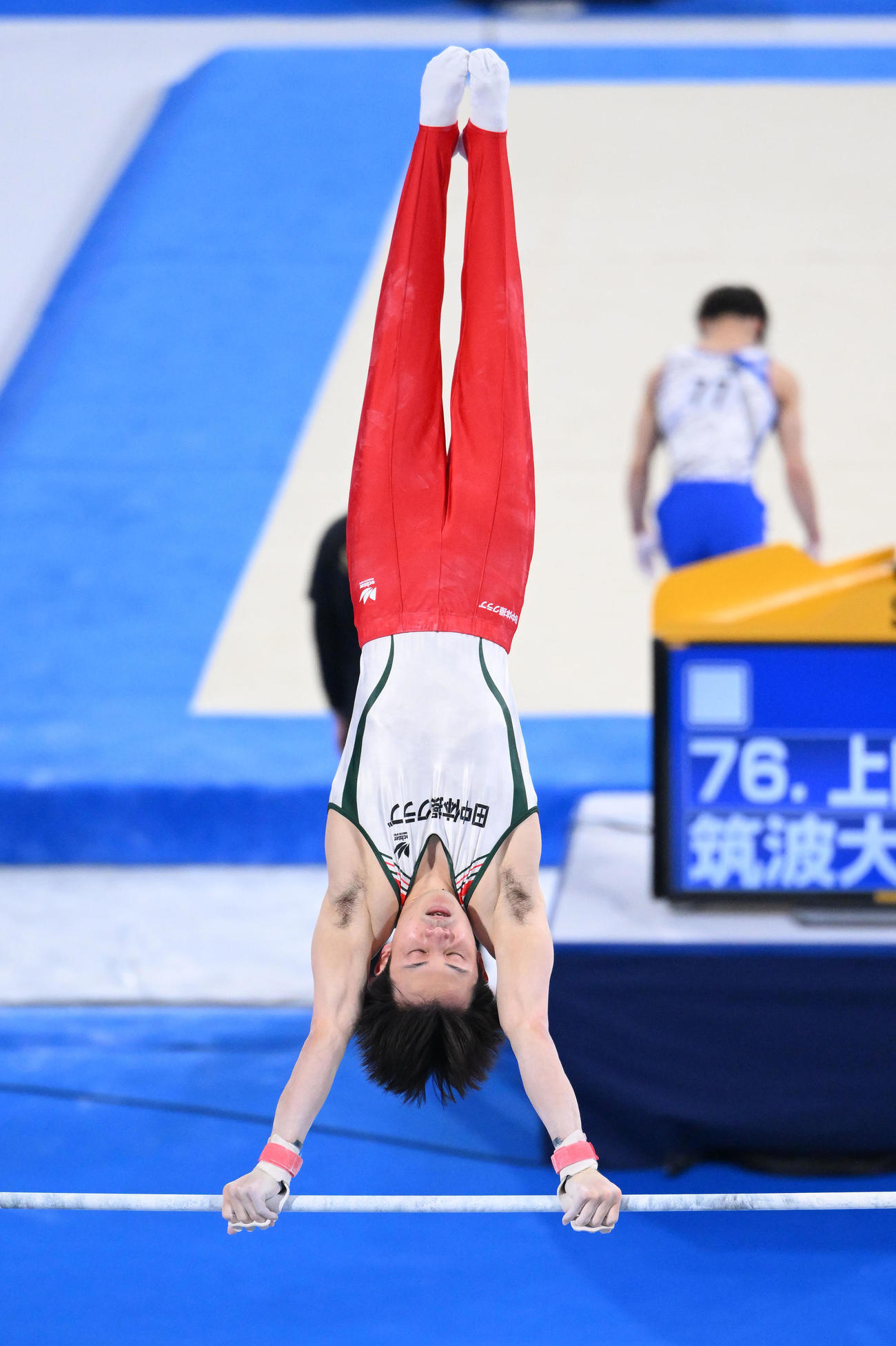 第76回全日本体操個人総合選手権　全日本体操種目別選手権男子トライアウトの鉄棒の演技をする田中佑典（2022年4月22日撮影）