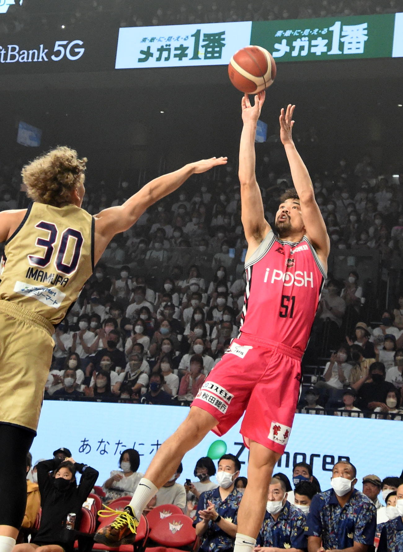 第1Q、シュートを打つ秋田古川（右）（撮影・山田愛斗）