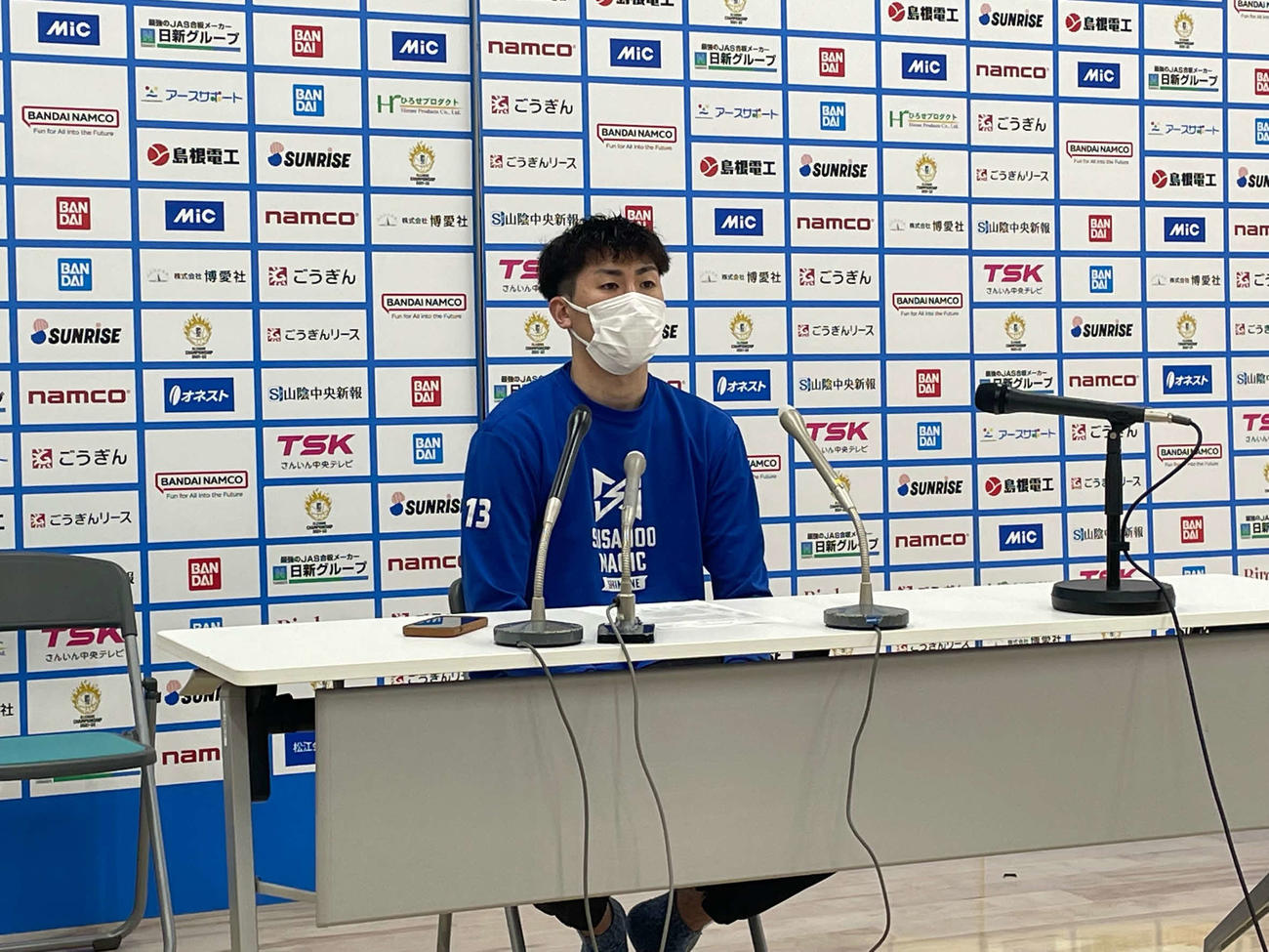 試合後の会見に臨むB1島根の阿部