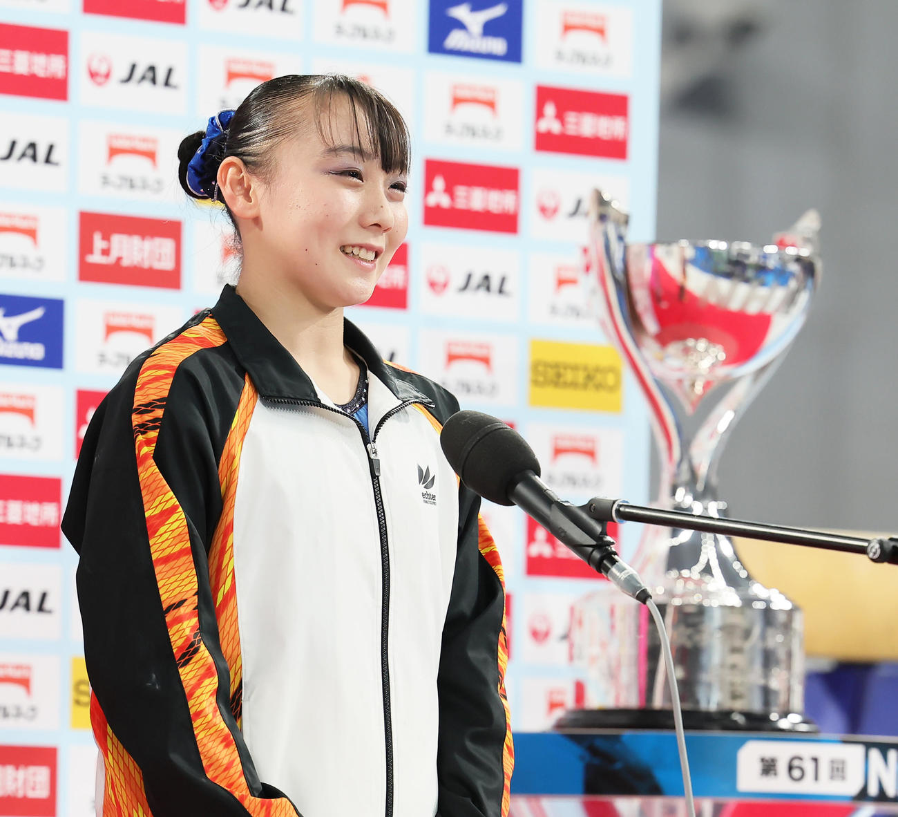優勝インタビューで笑顔を見せる宮田（撮影・足立雅史）