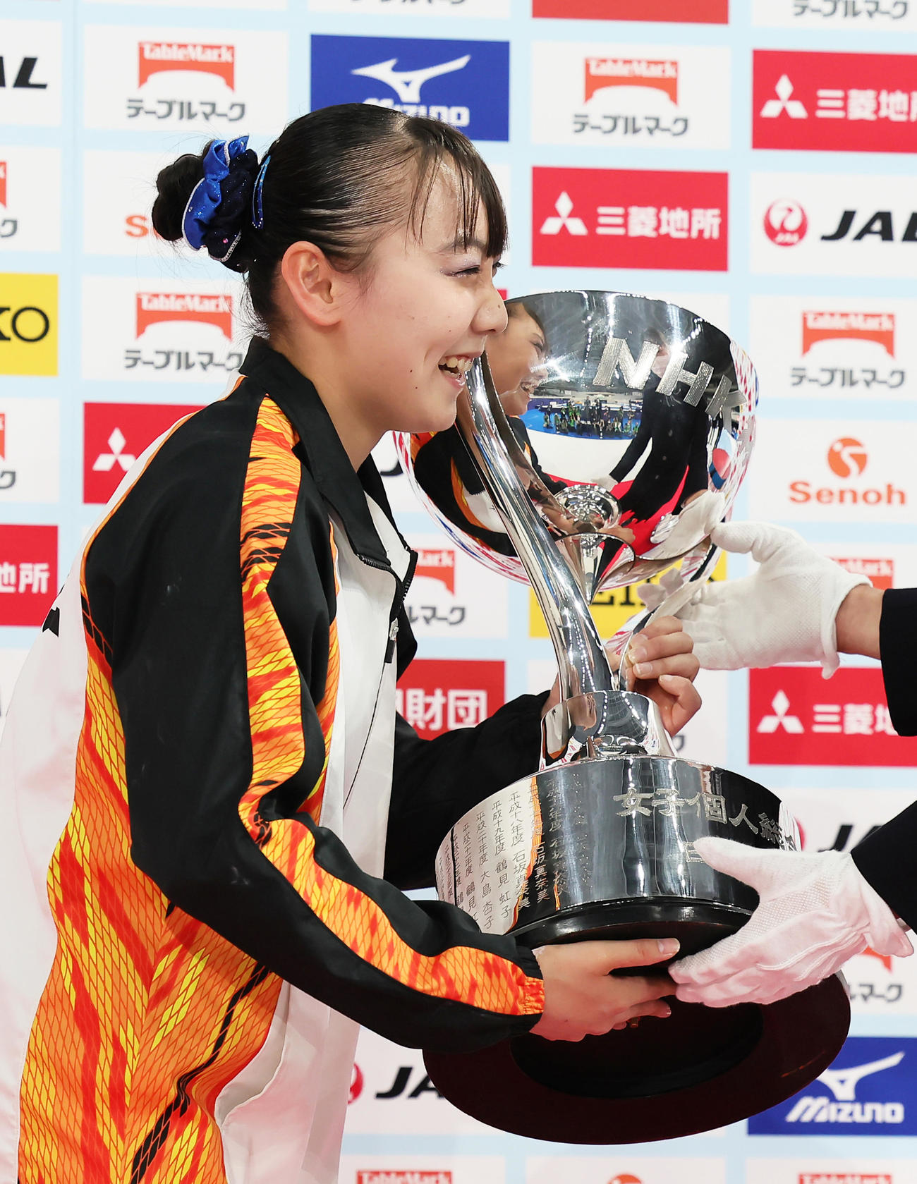 優勝し笑顔を見せる宮田（撮影・足立雅史）