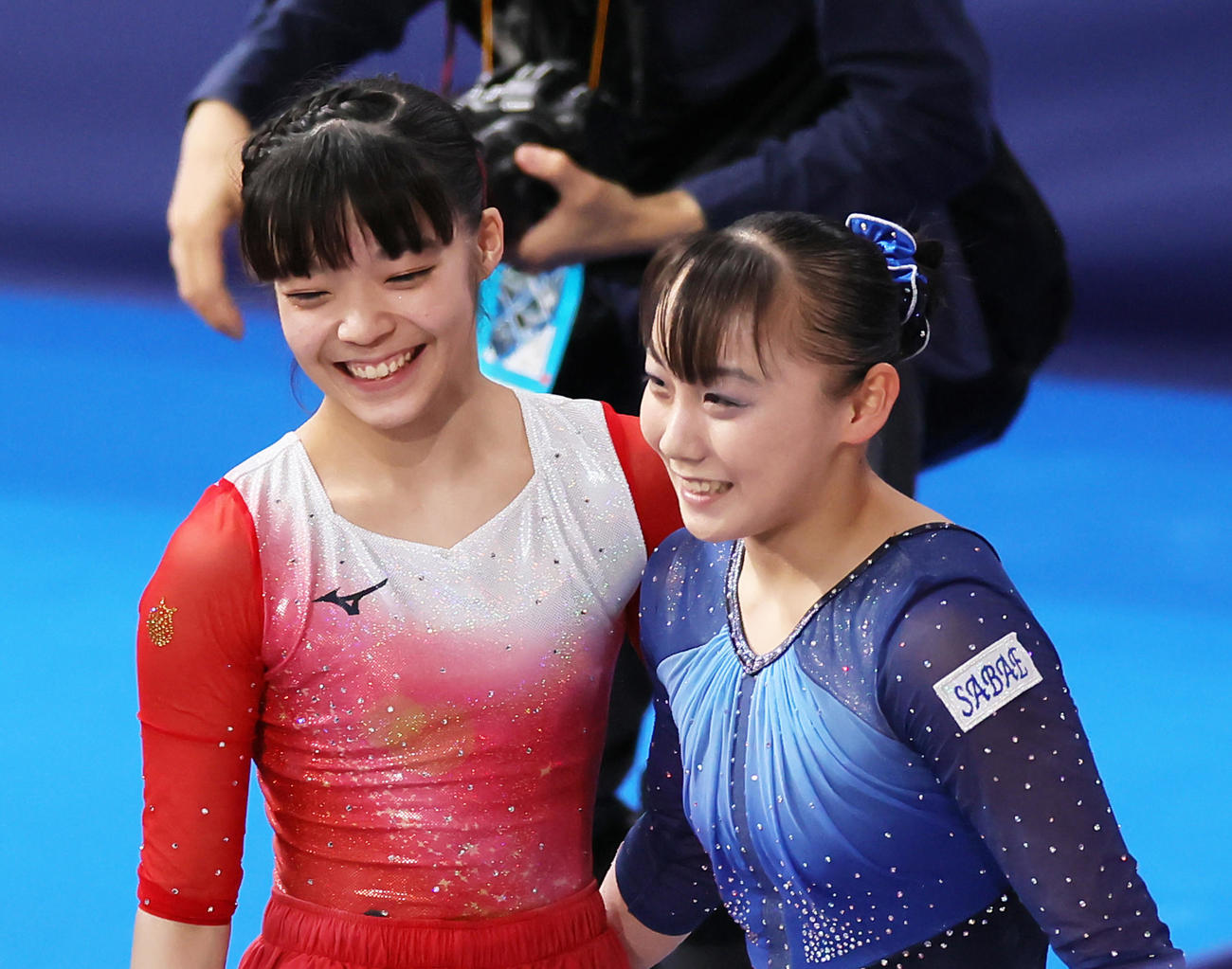 ゆか運動の演技を終えた宮田（右）は山田と笑顔で健闘をたたえあう（撮影・足立雅史）