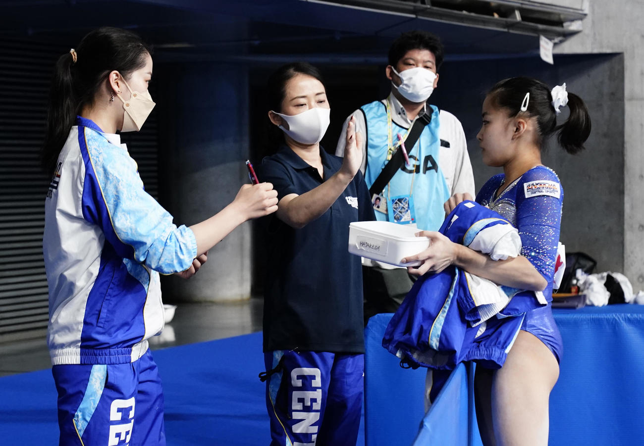 平均台を終えた畠田千愛（右端）を迎える、姉で指導者の畠田瞳さん（左端）（代表撮影）