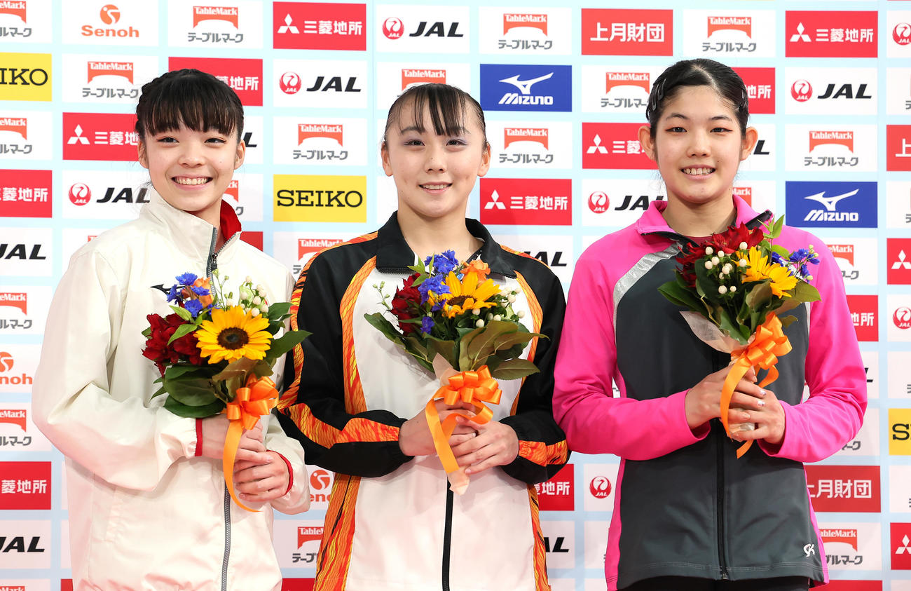 優勝し笑顔の宮田（中央）。右は2位の笠原、左は3位の山田（撮影・足立雅史）