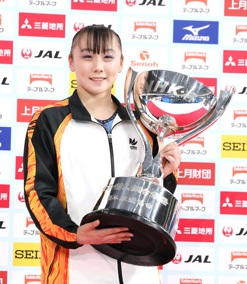 優勝し笑顔を見せる宮田（撮影・足立雅史）