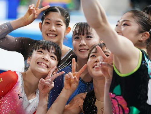演技を終え、記念撮影する3位の山田千遥（左下）、2位の笠原有彩（左上）、優勝した宮田笙子（同3人目）ら（代表撮影）