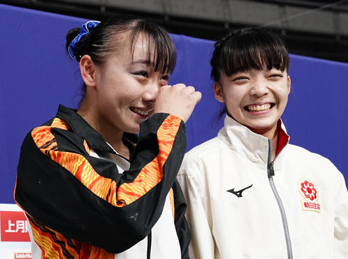 女子個人総合で優勝を決め、感極まる宮田笙子（左）。右は笑顔を見せる3位の山田千遥（代表撮影）