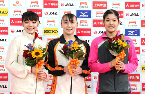 優勝し笑顔の宮田（中央）。右は2位の笠原、左は3位の山田（撮影・足立雅史）