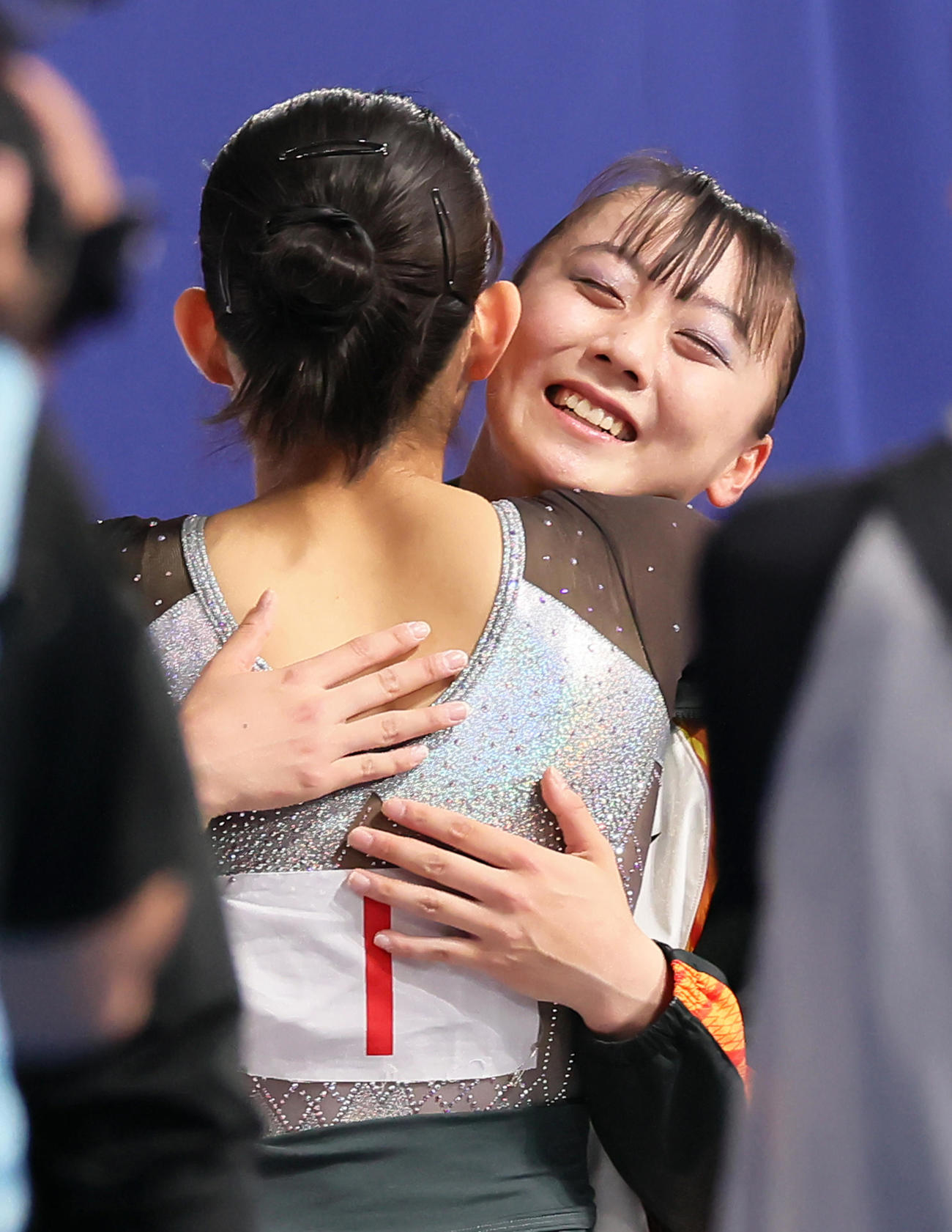 優勝した宮田（右）は2位の笠原と抱き合い笑顔（撮影・足立雅史）