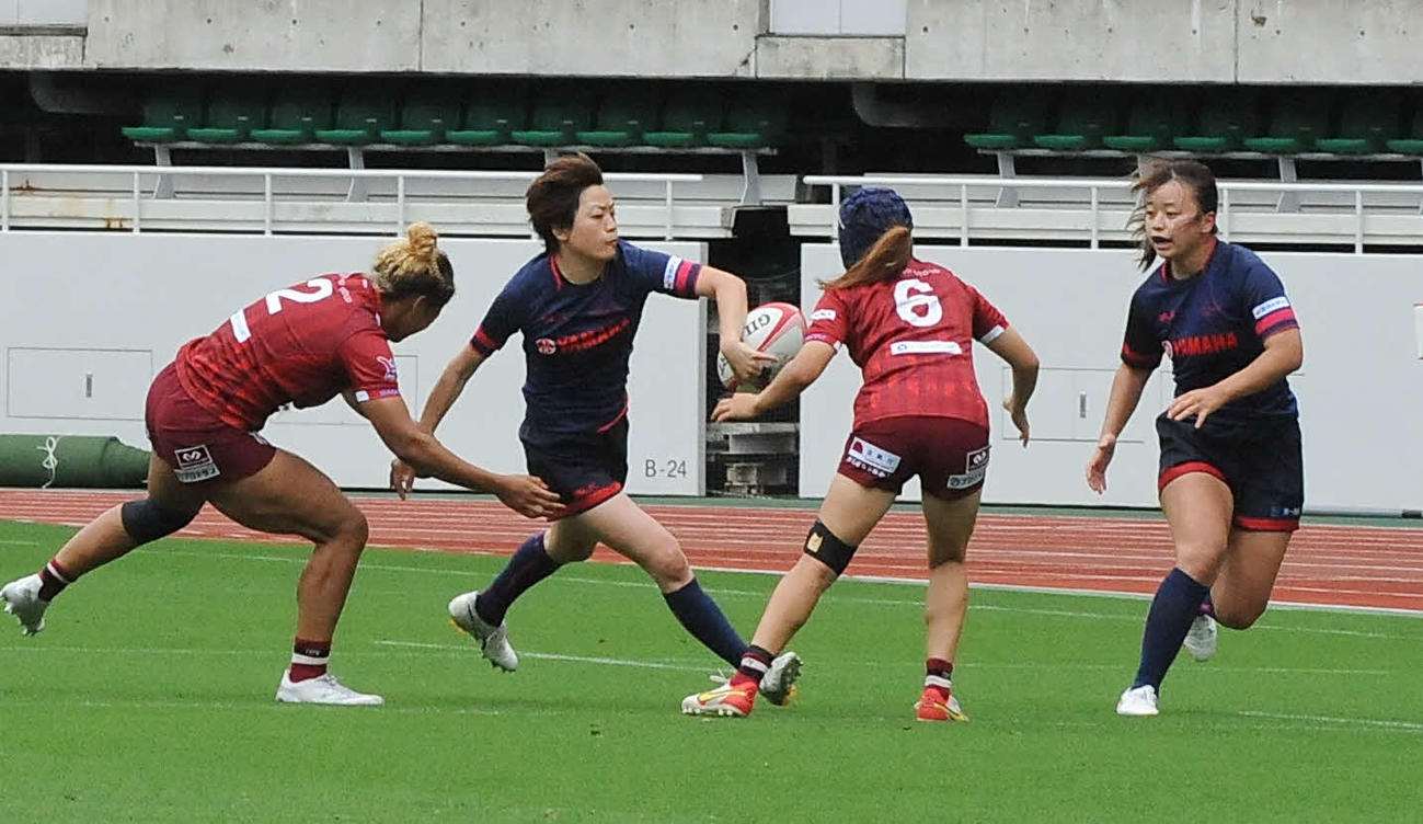 東京山九フェニックス戦でパスを出すアザレア・セブンの横山（中央左）