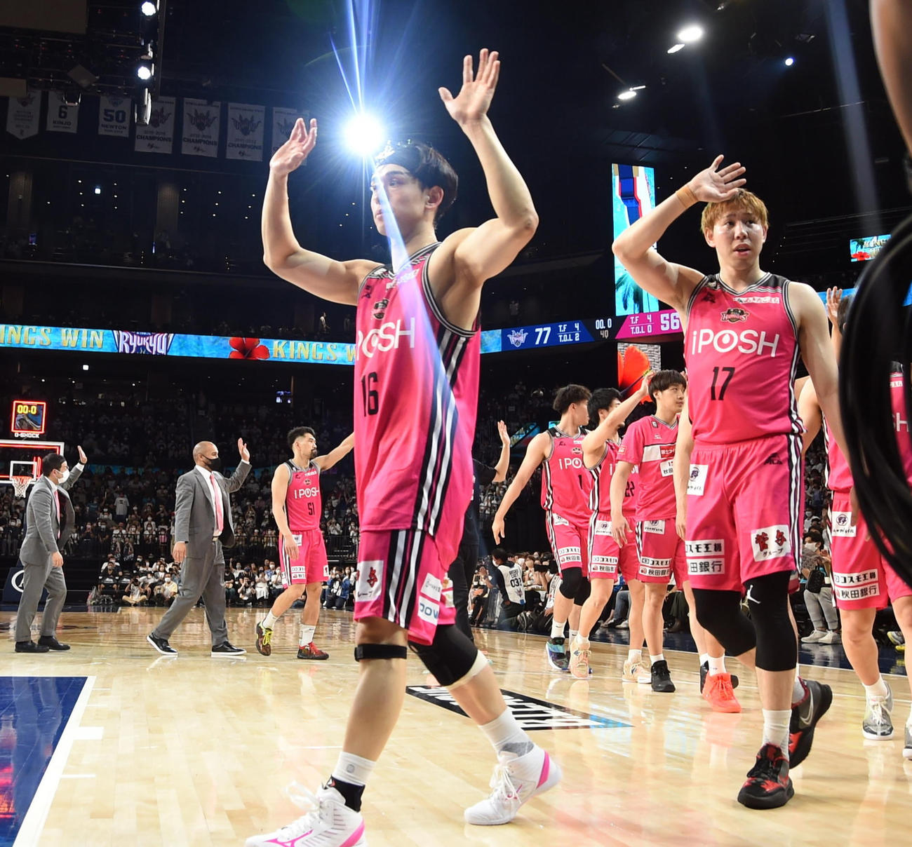 試合後、ブースターにあいさつする中山拓哉（右）ら秋田の選手たち