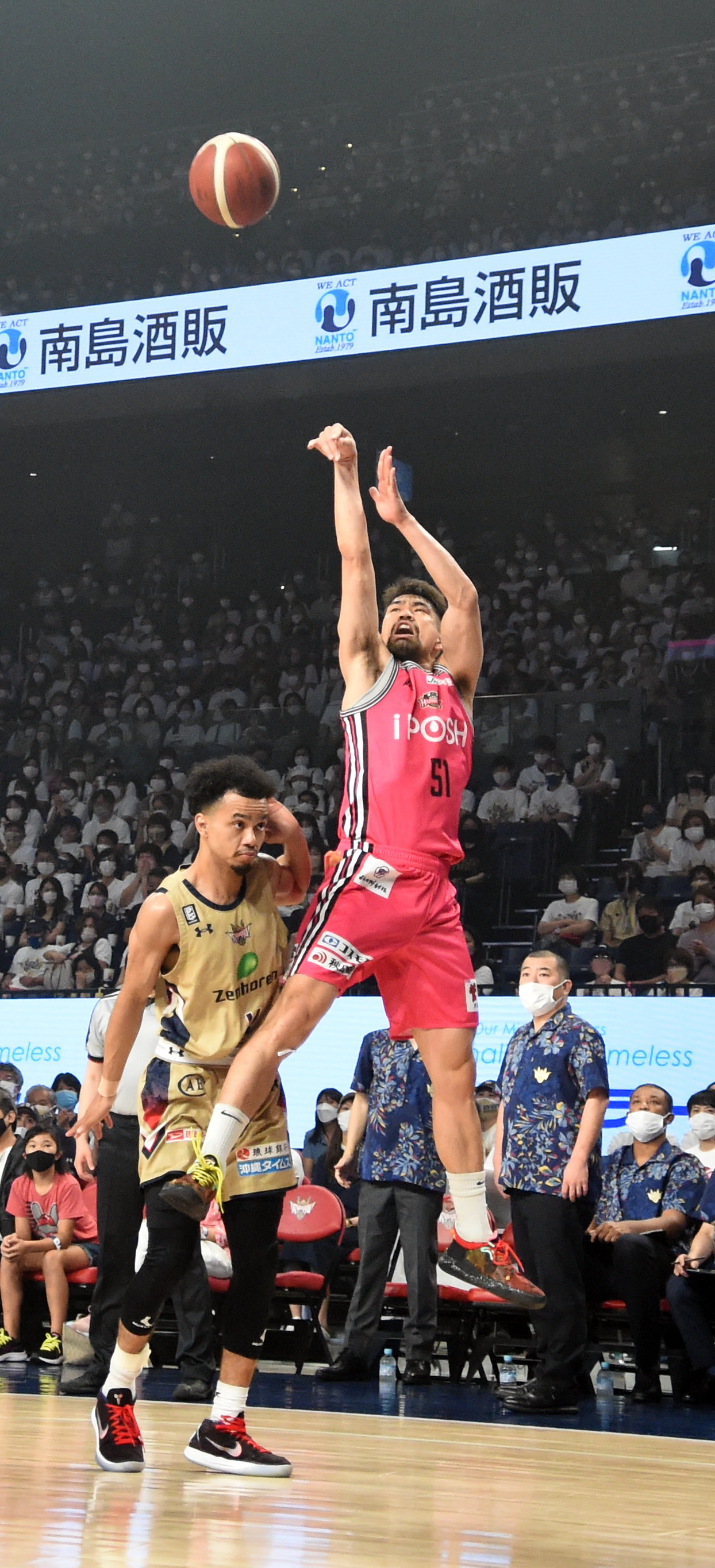 前半、シュートを打つ秋田古川（右）