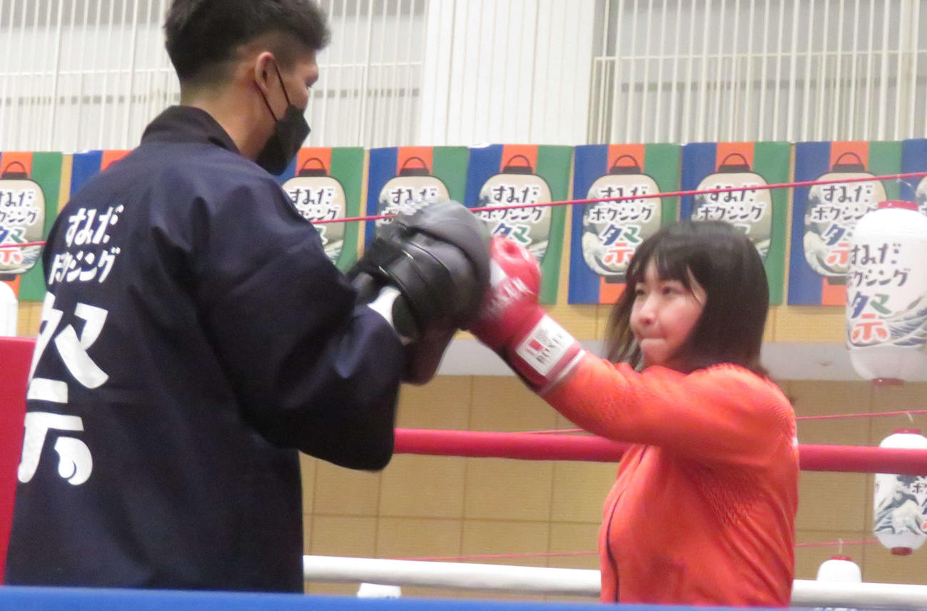 すみだボクシング祭のトークショーに参加後、ミット打ちも披露した東京五輪女子フライ級銅メダルの並木月海（右）