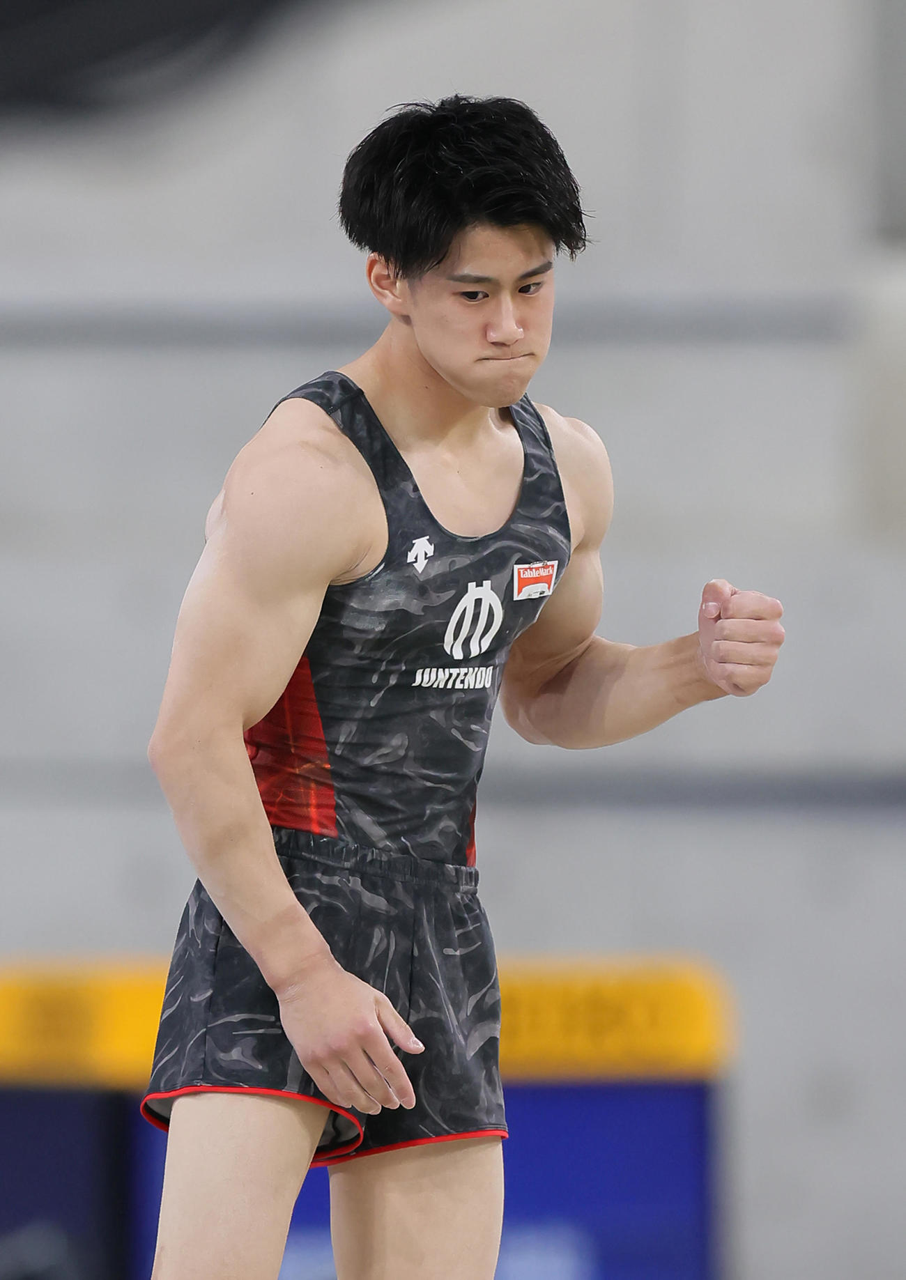 床運動の演技を終え、ガッツポーズする橋本（撮影・足立雅史）
