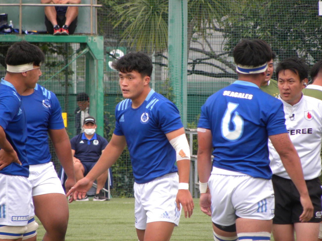 春季交流大会の大東大戦で味方を鼓舞する東海大CTB伊藤主将（中央）（撮影・松本航）