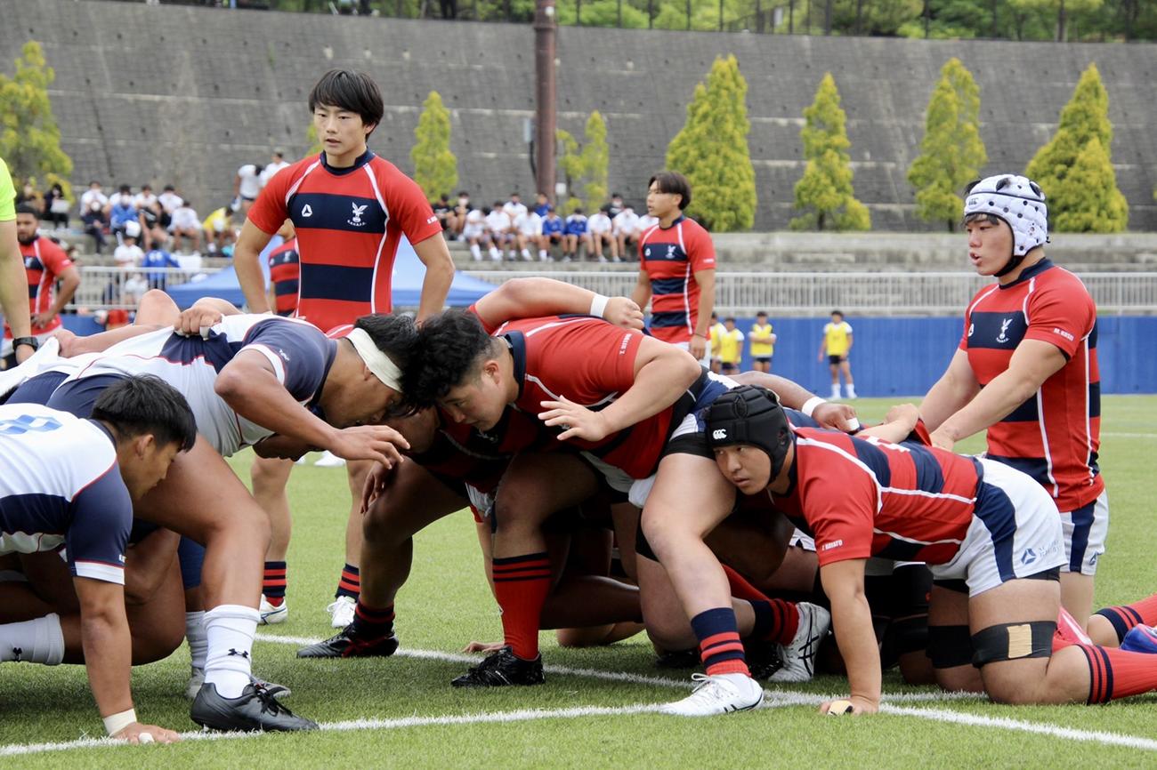 近大（白）との試合でスクラムを組む京産大（京産大提供）