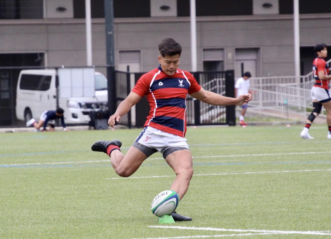 近大との試合でキックを狙う京産大の4年生FB竹下拓己（京産大提供）