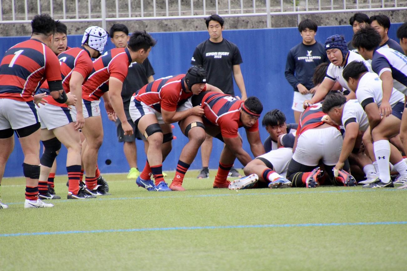 近大（白）との試合で、FWの密集からサイドを付く京産大（京産大提供）
