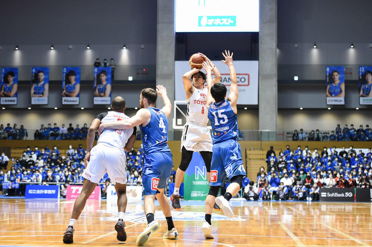 シュートを打つA東京の吉井（Bリーグ提供）