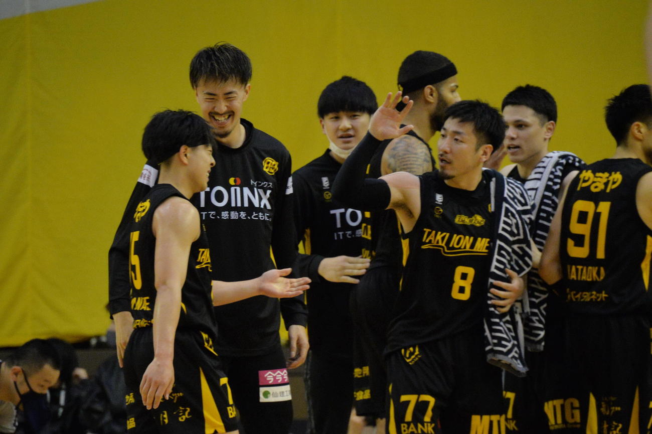 第1Qを28－18で終え、笑顔を見せる仙台の選手たち