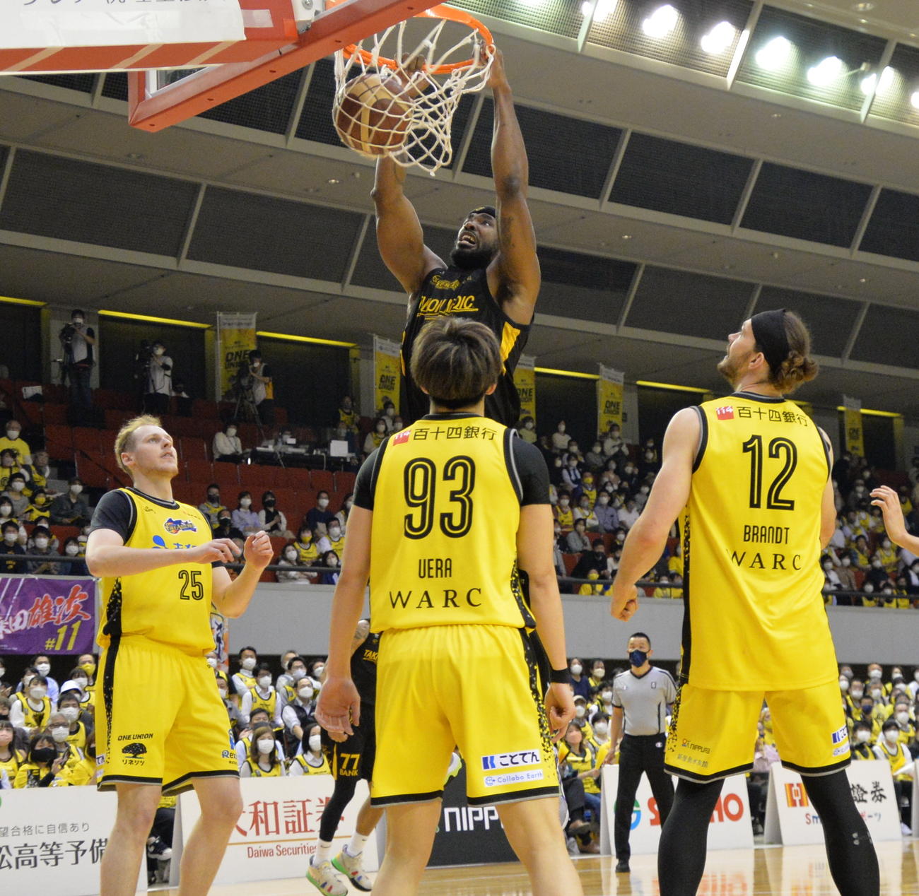 香川対仙台　第1Q、仙台バーレルはダンクシュートを決める（撮影・濱本神威）