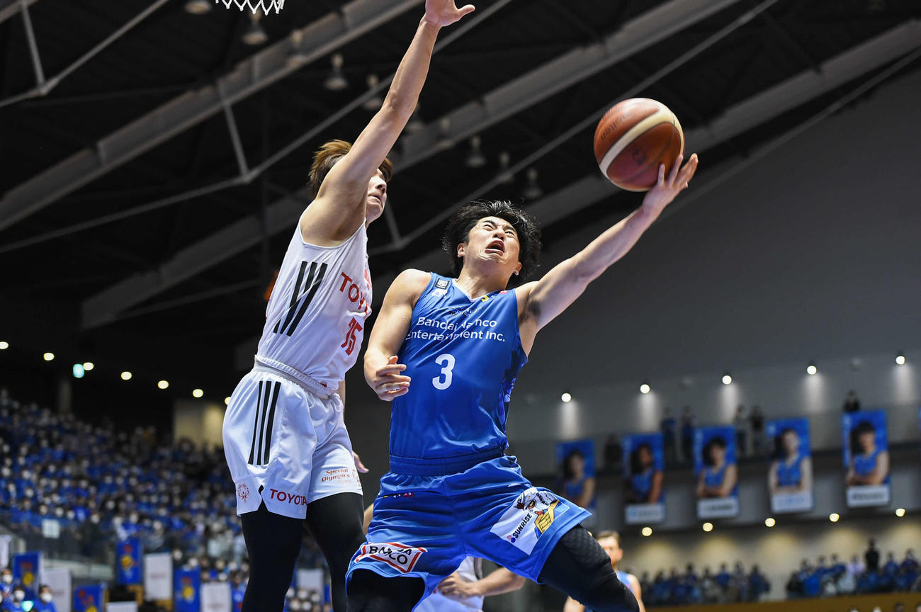 シュートを放つ島根の安藤（右）（Bリーグ提供）
