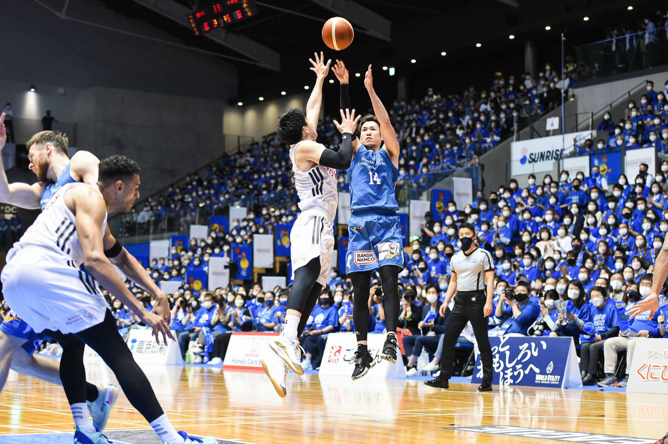 島根対A東京　シュートを打つ島根の金丸（中央右）（Bリーグ提供）