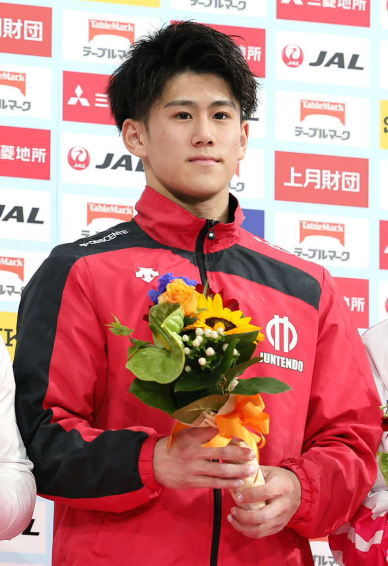 体操NHK杯で記念撮影に臨む、男子個人総合優勝の橋本大輝（2022年5月15日撮影）