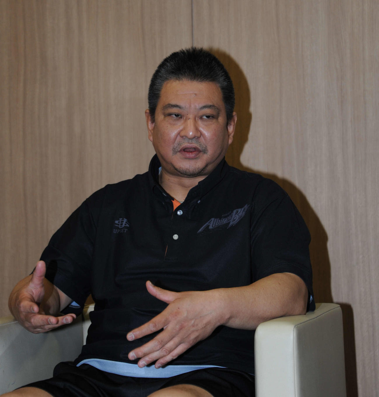 今季の反省と来季の抱負を語る平岡監督