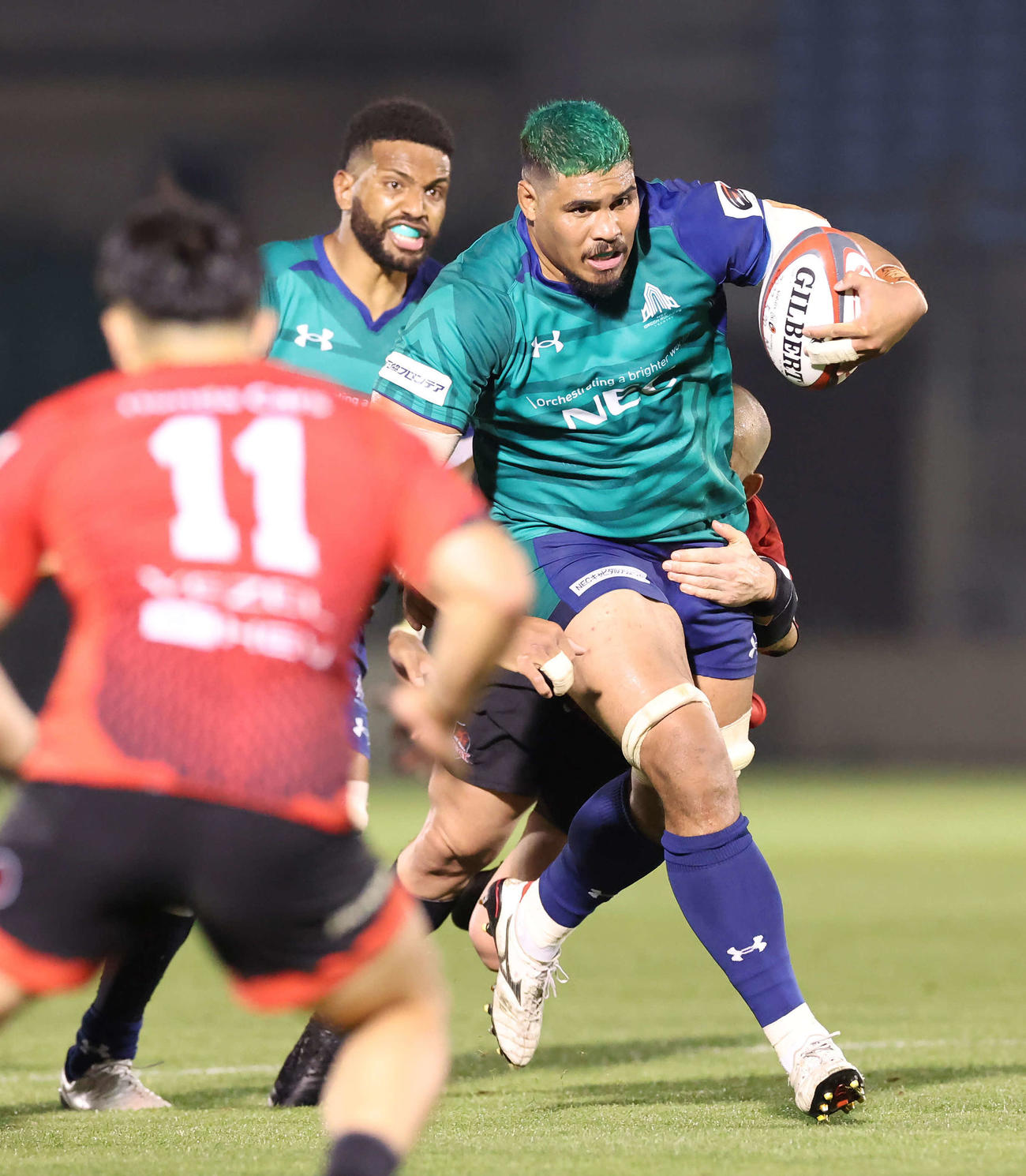 東葛対三重　タックルを引きずり突進する東葛NO8ジョージ・リサレ（撮影・丹羽敏通）