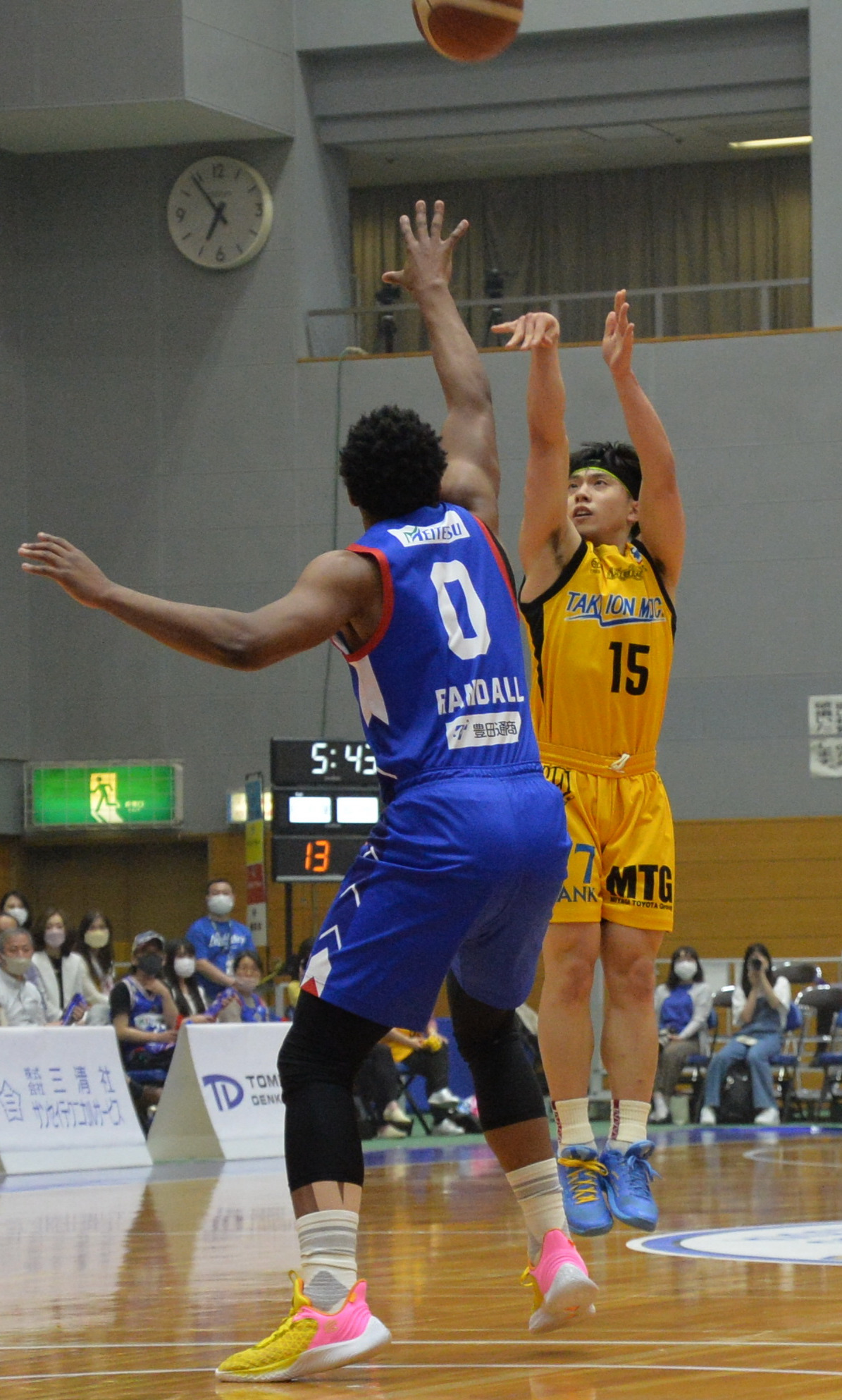 第1Q、3点シュートを決める渡辺（撮影・濱本神威）
