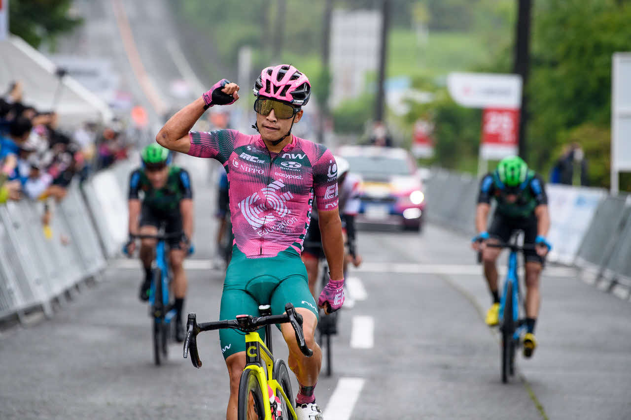 フィニッシュ前200メートルで先頭に立ち、逃げ切った岡篤志(C)TOJ2022