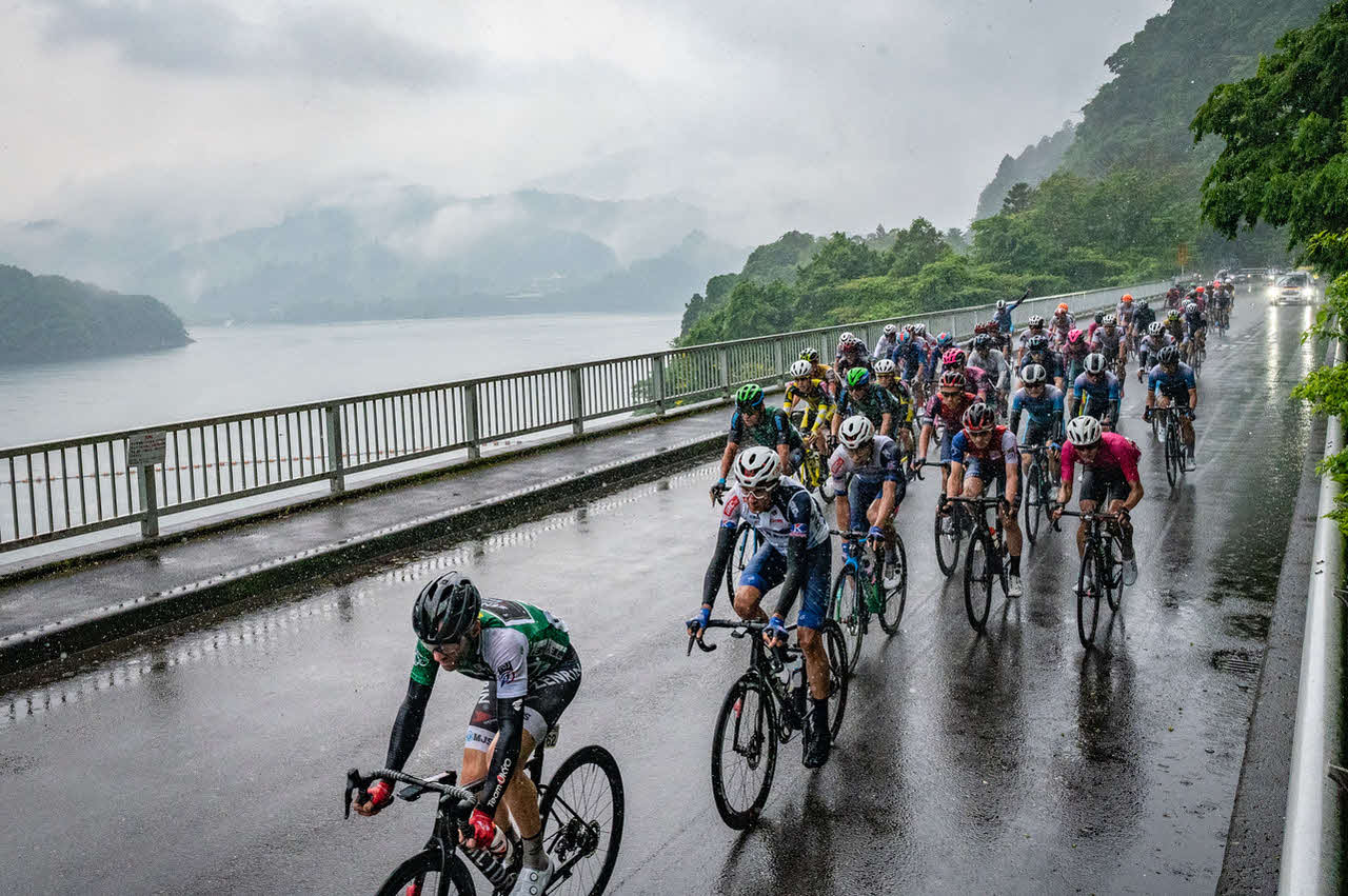 気温19度の大雨の中、宮ケ瀬湖畔を走る選手集団(C)TOJ2022
