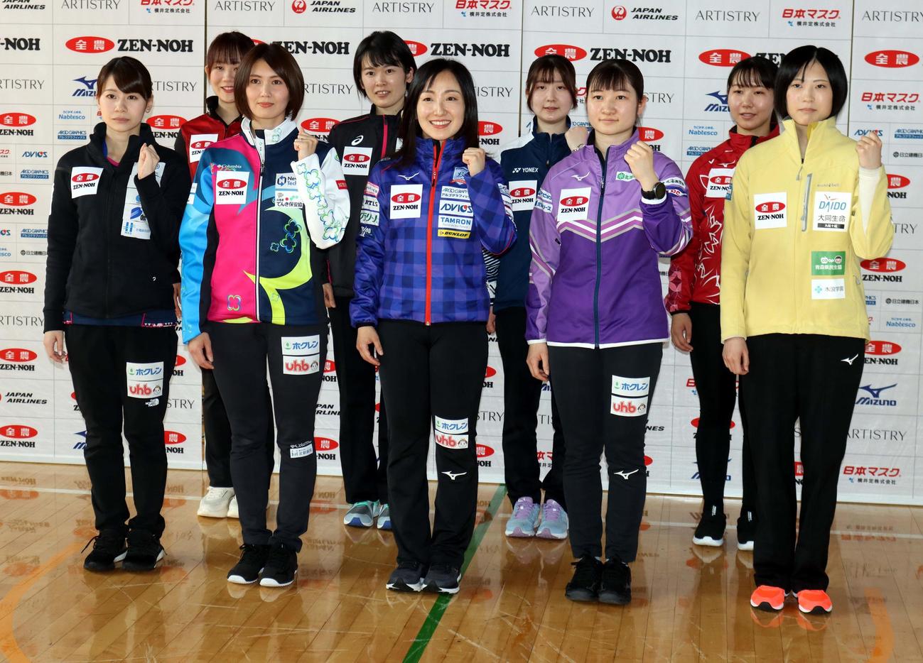 大会に向け意気込む女子9チームのスキップ。前列左から2人目がフォルティウスの吉村、同3人目がロコ・ソラーレ藤沢（撮影・永野高輔）