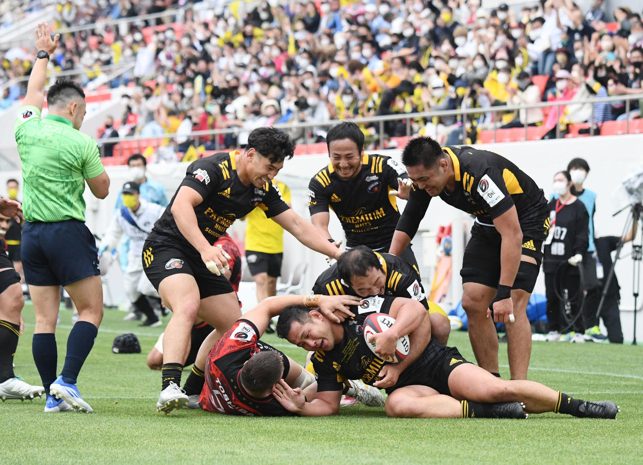 東京SG対LB東京　前半、東京SGプロップ石原がトライを決め、集まって喜ぶサントリーの選手たち（撮影・滝沢美穂子）
