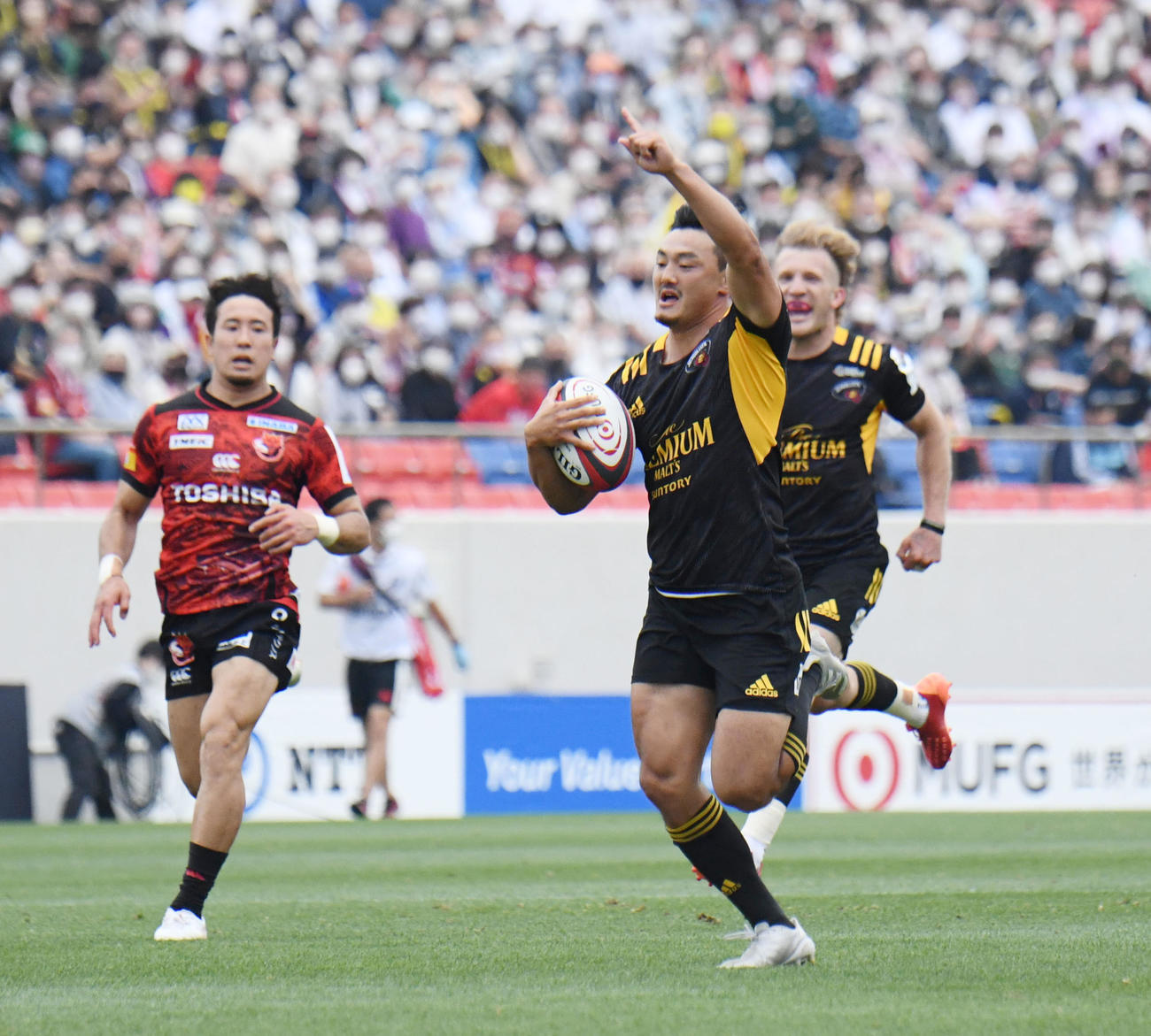 東京SG対LB東京　前半、東京SGのWTB尾崎が、独走トライを決めガッツポース（撮影・滝沢美穂子）（撮影・滝沢美穂子）