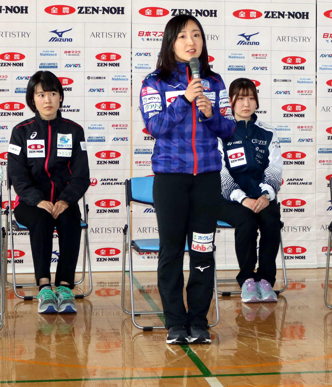 2年ぶりの優勝を狙うロコ・ソラーレのスキップ藤沢（前列中央）（撮影・永野高輔）